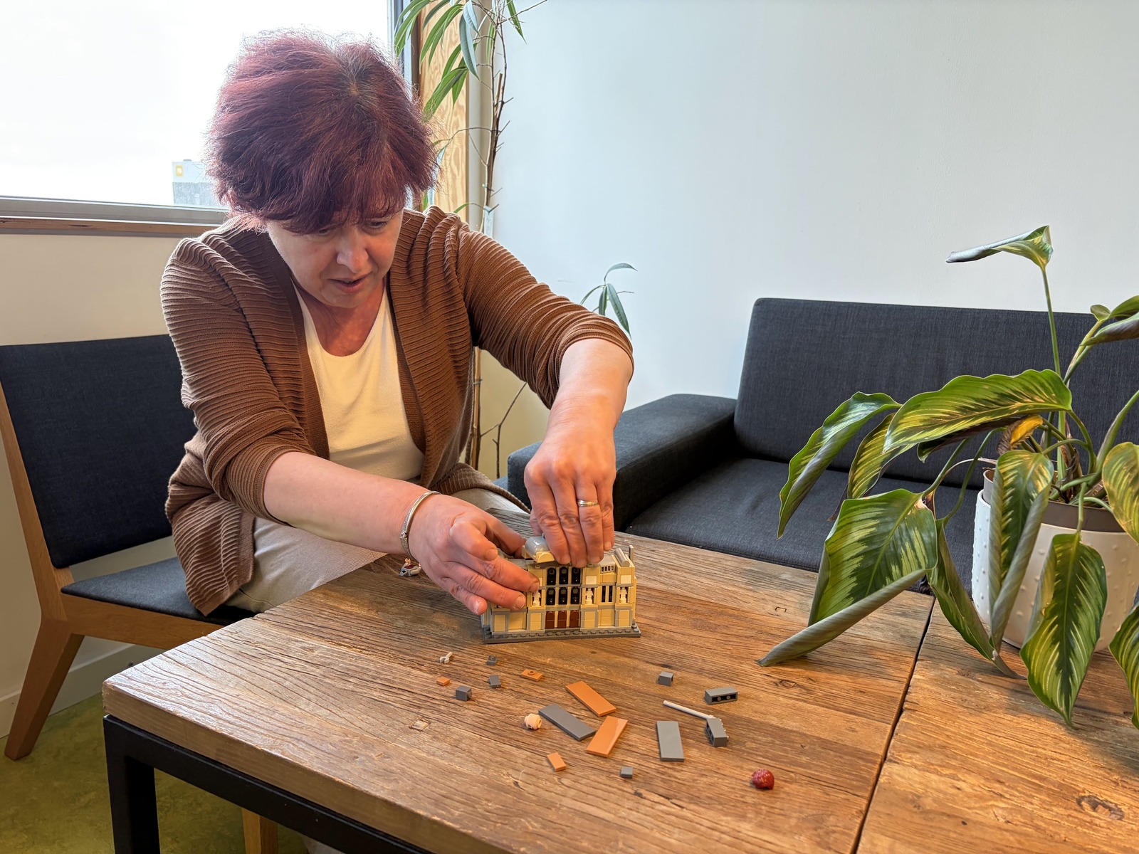 Hennie De Schepper met de CenEka LEGO-set